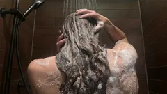 Haare morgens oder abends waschen: Welche Variante hält sie länger sauber und kräftig?