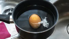 Warum Eier beim Kochen aufplatzen – und wie du das mit einem einfachen Trick verhinderst