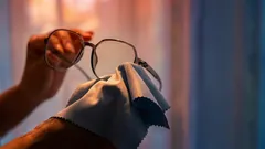 Weder Reinigungsmittel noch Alkohol: So reinigen Sie Linsen richtig, ohne das Glas zu beschädigen