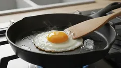 Dieser Trick verändert Ihr Leben: Warum sollte man beim Eierbraten einen Eiswürfel hinzufügen?