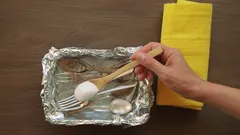 Bringen Sie stumpf gewordenes Silber wieder zum Glänzen: Schritt-für-Schritt-Methode mit Alufolie und Natron