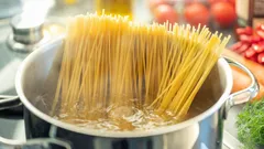 Wann man Pasta beim Kochen salzen sollte: Diesen Fehler machen alle