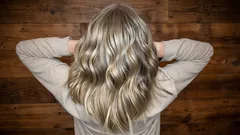 Die besten Methoden, um graues Haar unauffällig zu überdecken: trendige Techniken, die es kaschieren