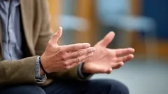Aus psychologischer Sicht: Was bedeutet die häufige Verwendung von Gesten beim Sprechen?