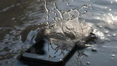 Was du mit einem ins Wasser gefallenen Handy nicht tun solltest: Die drei häufigsten Fehler