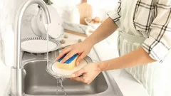 Scheint harmlos, setzt Sie aber schädlichen Bakterien aus: Diesen Fehler machen viele beim Abwaschen