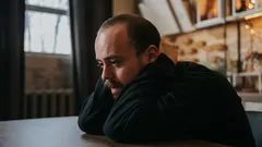 In welchem Alter fühlen sich Menschen am unglücklichsten? Studie von Wissenschaftlern